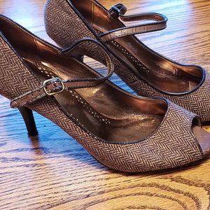 Predictions Women's Dress Shoes size 9 Like New Herringbone Peep Toe 3" heel